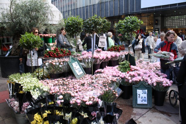 芍薬やバラの花が店先に